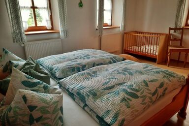 Ferienhof Aiginger - Ferienwohnung 1 (44qm) mit Freisitz (1 x SZ mit Doppelzimmer und 1 x SZ mit Etagenbett)