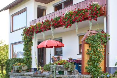 Ferienwohnung Uhrmann Franz - Ferienwohnung 2 im Dachgeschoss mit Blick in den Garten