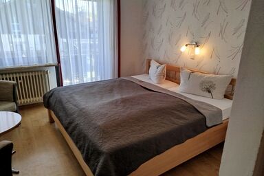 Pension Erika - Doppelzimmer mit Dusche/WC, TV, Balkon 4