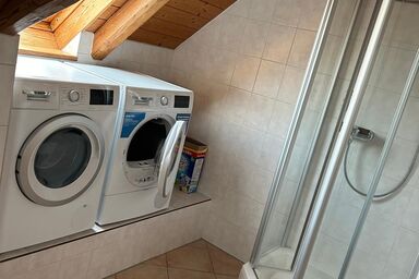 Ferienwohnung Asum Dasing - Wohnung Tom Helle FEWO mit 3 Schlafräumen, Platz für 6 Personen, Küche und Balkon und kost