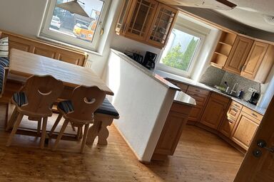 Ferienwohnung Asum Dasing - Wohnung Tom Helle FEWO mit 3 Schlafräumen, Platz für 6 Personen, Küche und Balkon und kost