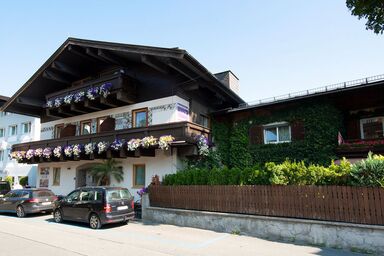 Pension Max - Doppelzimmer mit Frühstück