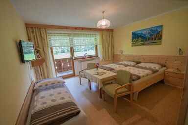 Lindenhof**, Pension - Dreibettzimmer mit Dusche, WC