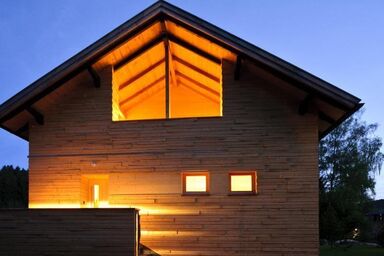 Modernes Holzhaus mit Sauna, Whirlpool und Entspannungsraum