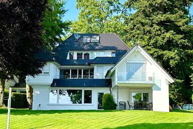 Ferienwohnung direkt am Bodensee mit Fasssauna