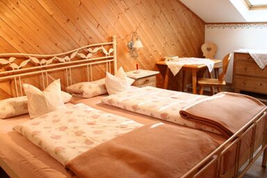 Kleinrachlhof | Chiemgau Karte - Fewo Rose 75 qm 1-5 Pers., 2 Doppelzimmer, 1 Einzelzimmer, Balkon