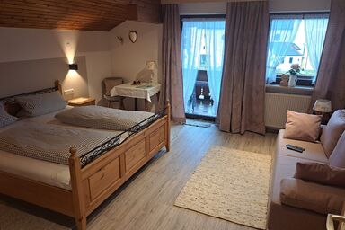 Gästehaus Pöppl - Doppelzimmer Dalsen, Dusche/WC, Balkon