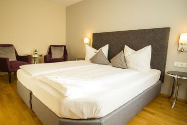 Pension Gut Horn - Doppelzimmer 7-8-9 im 2. OG mit Dusche/WC, Blick Richtung See, ohne Balkon