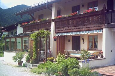 Ferienwohnung Schönbuchner inkl. Chiemgaukarte - Ferienwohnung 65qm, Balkon, Küche, 2 Schlafzimmer, 1 Wohnzimmer, WLAN, 4 Personen