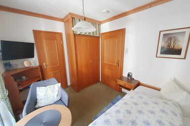 Gästehaus Annemarie - Einzelzimmer (1) mit Dusche/WC und Balkon