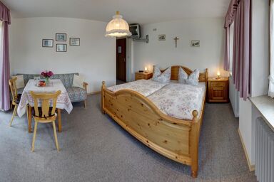 Beim Rabenbauer - Chiemgau Karte - Doppelzimmer mit Dusche und WC und Balkon