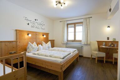 Schneider-Hof inkl. Chiemgaukarte - Nr. 1 Doppelzimmer mit Dusche und WC, TV, WLAN
