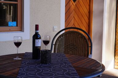 Ferienwohnung Am Feldbach - Ferienwohnung, 52 qm mit Terrasse und separatem Schlafzimmer