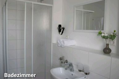 Gästehaus Traunreut - Monteur und Gästezimmer - - Doppelzimmer Nr. 2 mit Dusche/WC, TV