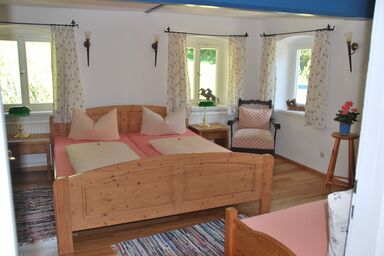 Gestütshof Brendlberg  inkl. Chiemgaukarte - Ferienwohnung 70qm mit Balkon, 1 Schlafzimmer, 1 Wohn-Schlafzimmer, Dusche/WC , max. 5 Personen
