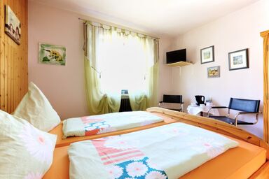 Pension Merbald - Doppelzimmer 3 - gemütliche Einrichtung