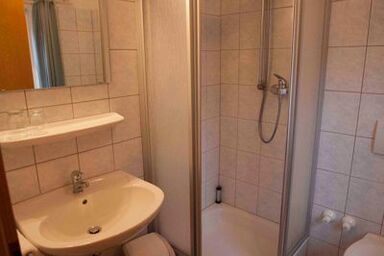 Pension Elke Rothenburg - Familienzimmer mit Fernseher
