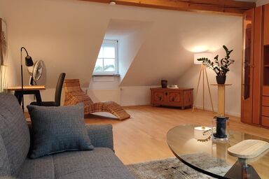 Anette's nettes Dachjuchhe - Möbilierte Ferienwohnung (70qm) mit Balkon - Anettes nettes Dachjuchhe
