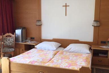 Gästehaus Gufler - Dreibettzimmer mit Dusche/WC und Balkon