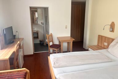 Theresa, ***Hotel- Pension - Doppelzimmer, Dusche, WC (12,11)
