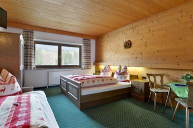 Pension Hüttwirt - Familie Weingartner - Dreibettzimmer mit Dusche/WC, TV und WLAN
