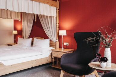 Almwellness-Resort Tuffbad - ab 4N | Himmelbettzimmer mit Dusche, Bad, WC
