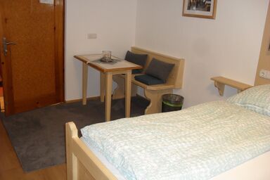 Landhaus Mayer - Doppelzimmer mit Dusche und WC